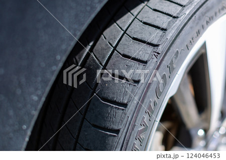 車の部位　タイヤの傷 124046453
