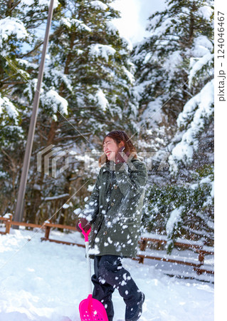 雪遊びをする女性 124046467