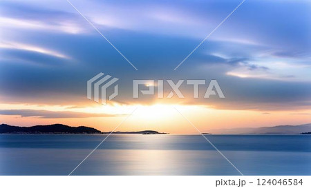 穏やかな海と夕焼け – 静寂のひととき 124046584