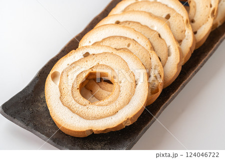 白背景に車麩 124046722