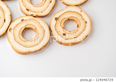 白背景に車麩 124046729