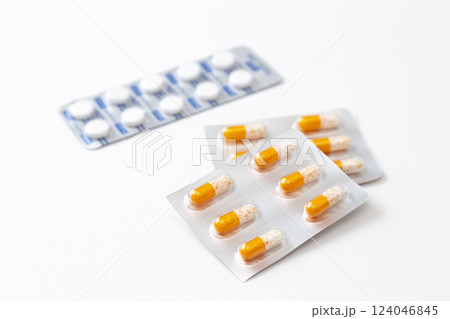 白背景に処方薬 124046845