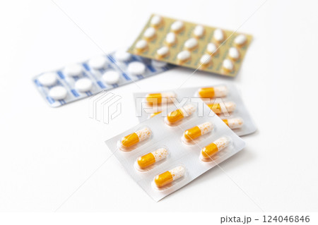 白背景に処方薬 白背景に処方薬 124046846