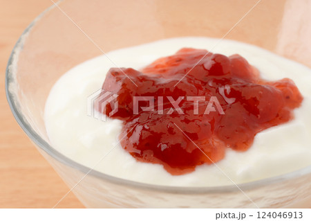 ヨーグルトにかけたイチゴジャムのクローズアップ 124046913