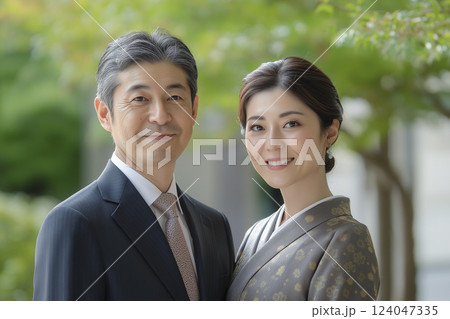 寄り添うシニア夫婦「AI生成画像」 124047335