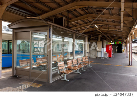 駅のホームにある待合室と停車中の列車【あいの風とやま鉄道　高岡駅】 124047337