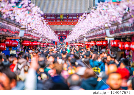 日本の東京都市景観インバウンド“大爆発”。コロナ禍前を超える外国人観光客らで大混雑する浅草寺＝17日 124047675