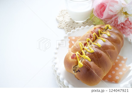 フランクロールパンとミルク フランクロールパンとミルク 124047921