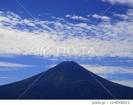 天上山から望む青空と白雲に映える富士山 9月富士山954天上山展望 H4.3 天上山から望む青空と白雲に映える富士山 9月富士山954天上山展望 H4.3 124048021