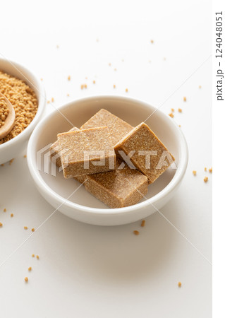 固形のコンソメ　コンソメキューブ　白背景 124048051