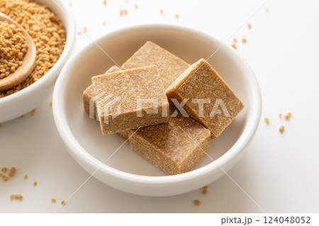 固形のコンソメ コンソメキューブ 白背景 固形のコンソメ コンソメキューブ 白背景 124048052