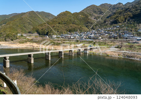 仁淀ブルーに輝く仁淀川にかかる浅尾沈下橋 仁淀ブルーに輝く仁淀川にかかる浅尾沈下橋 124048093