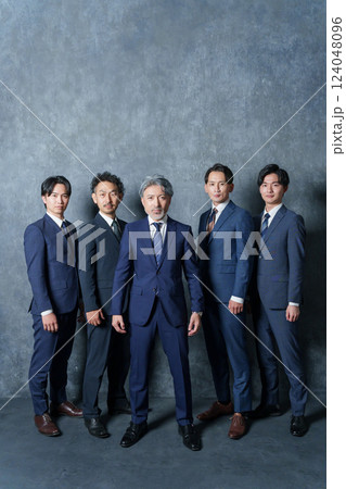 スーツのビジネスマン男性複数人 スーツのビジネスマン男性複数人 124048096