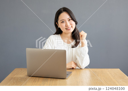 ガッツポーズをするアジア人女性01 124048100
