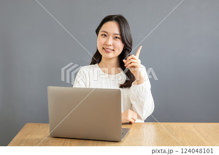 ポイント〜PC前のアジア人女性05 ポイント〜PC前のアジア人女性05 124048101