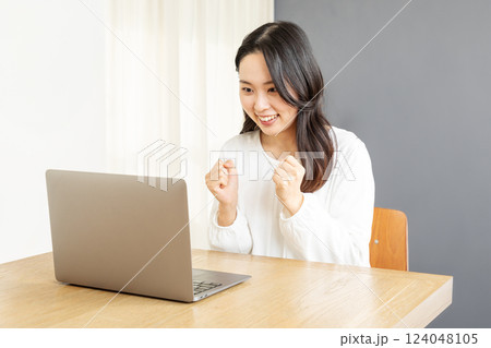 PCでネット中継を見るアジア人女性01 124048105