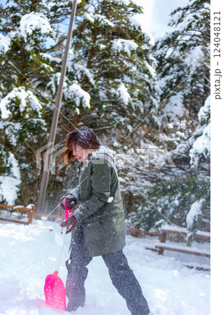 雪遊びをする女性 124048121