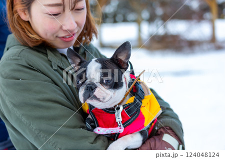 雪遊びする女性と愛犬 雪遊びする女性と愛犬 124048124