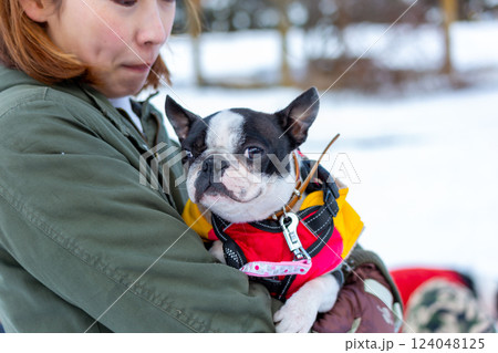 雪遊びする女性と愛犬 124048125