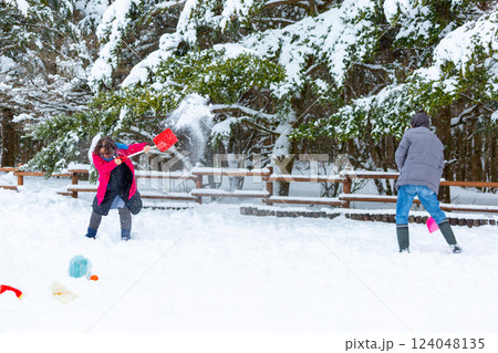 夫婦で雪遊び 夫婦で雪遊び 124048135