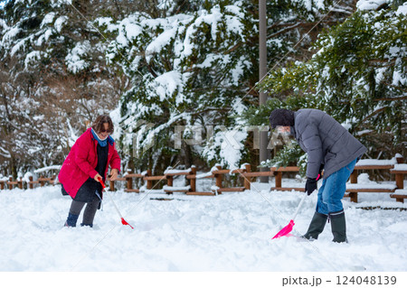 夫婦で雪遊び 夫婦で雪遊び 124048139