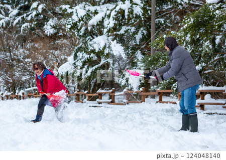 夫婦で雪遊び 夫婦で雪遊び 124048140