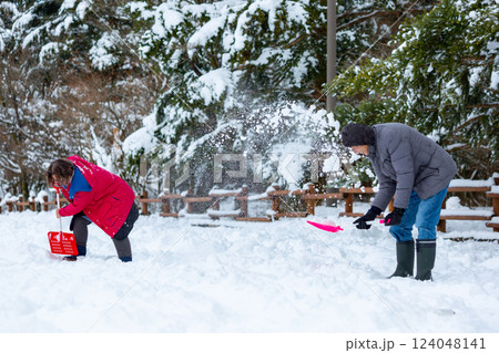 夫婦で雪遊び 124048141