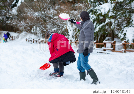 夫婦で雪遊び 夫婦で雪遊び 124048143