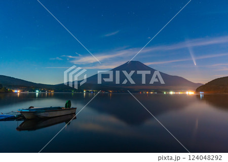 富士山 山中湖 アトラス彗星 富士山 山中湖 アトラス彗星 124048292