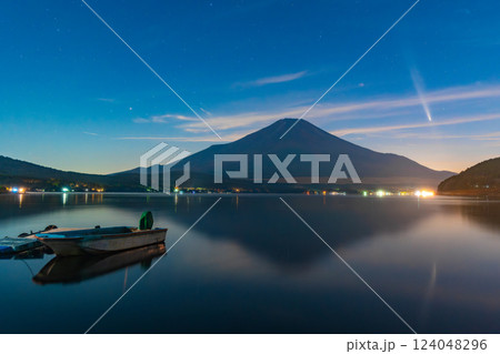 富士山　山中湖　アトラス彗星 124048296