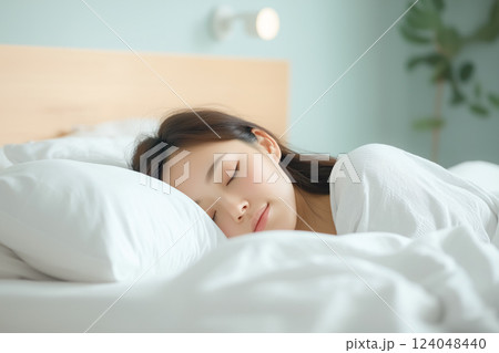 心地よい静かな寝室のシーンで、女性が穏やかに眠る 124048440