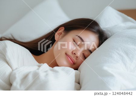 心地よい静かな寝室のシーンで、女性が穏やかに眠る 124048442