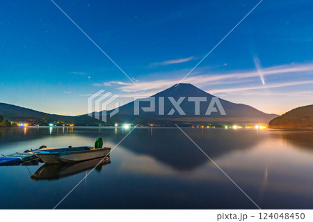 富士山と山中湖とアトラス彗星　2024年 124048450