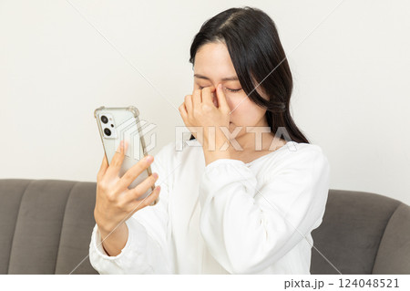 目の疲れを感じるアジア人女性01 目の疲れを感じるアジア人女性01 124048521