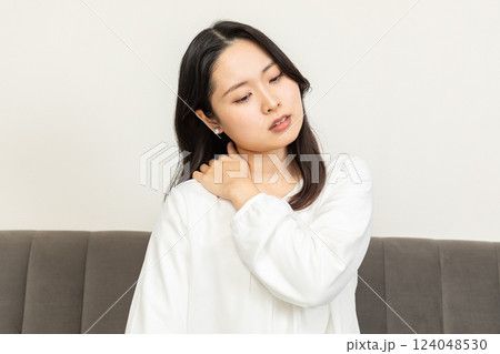 肩の痛みを感じるアジア人女性03 肩の痛みを感じるアジア人女性03 124048530
