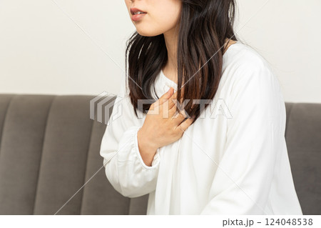 胸部の痛みを感じる女性01 124048538