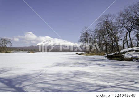 早春の駒ケ岳と雪原 124048549