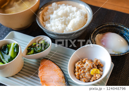 和食の朝食セットと食卓の風景 124048796