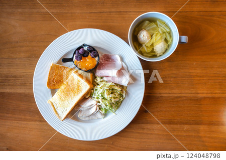 洋風朝食セットと食卓の風景 124048798