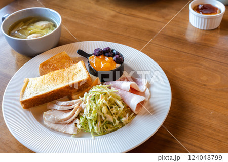 洋風朝食セットと食卓の風景 洋風朝食セットと食卓の風景 124048799