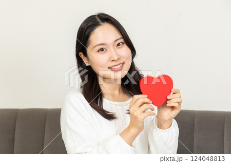 ハートを持つアジア人女性01 124048813
