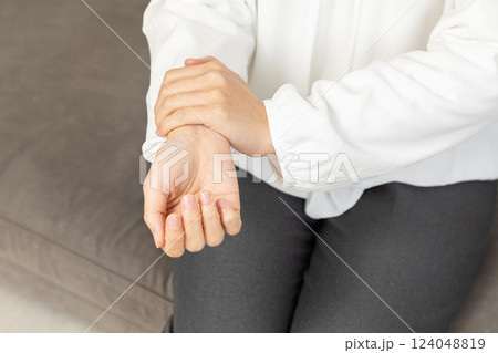 手首の違和感を感じる女性01 手首の違和感を感じる女性01 124048819