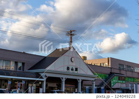 趣ある駅舎のある風景【JR予讃線 松山駅 旧駅舎】 趣ある駅舎のある風景【JR予讃線 松山駅 旧駅舎】 124049228