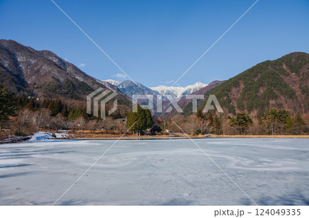 結氷した駒ヶ池と冠雪した中央アルプス【駒ヶ根高原】 124049335