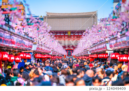日本の東京都市景観インバウンド“大爆発”。コロナ禍前を超える外国人観光客らで大混雑する浅草寺＝17日 124049409