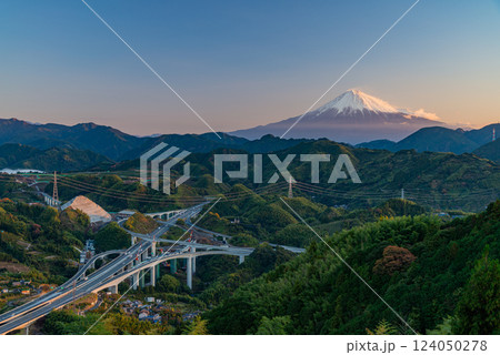 【静岡県】新東名高速道路新清水JCTと富士山　夜明け 124050278