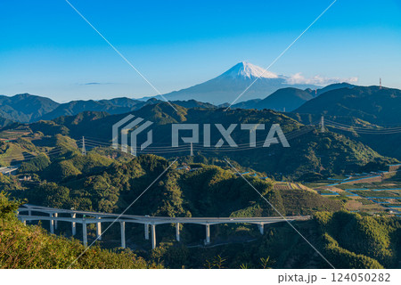 【静岡県】新東名高速道路新清水JCTと富士山　朝 124050282