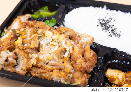 おいしい中華料理、油淋鶏弁当 おいしい中華料理、油淋鶏弁当 124050347