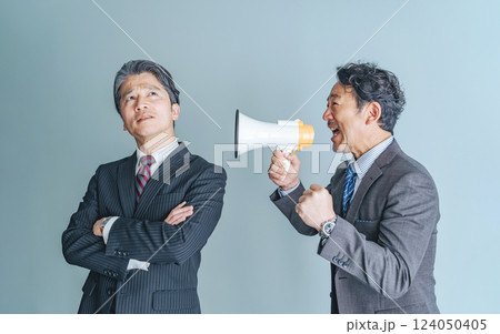 考え込む中高年男性に拡声器で呼びかけるミドルエイジ男性ビジネスパーソン 124050405