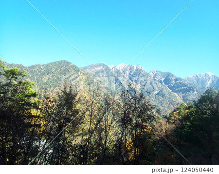 紅葉に染まる山 紅葉に染まる山 124050440